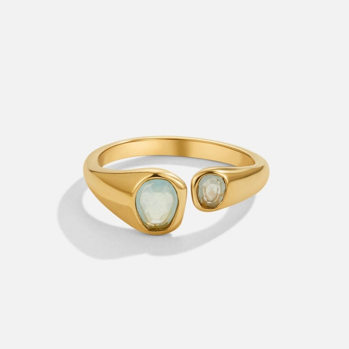 Anello con dettaglio bluastro in stile retrò