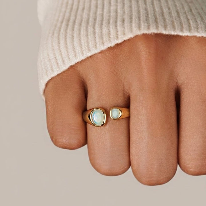 Anello con dettaglio bluastro in stile retrò