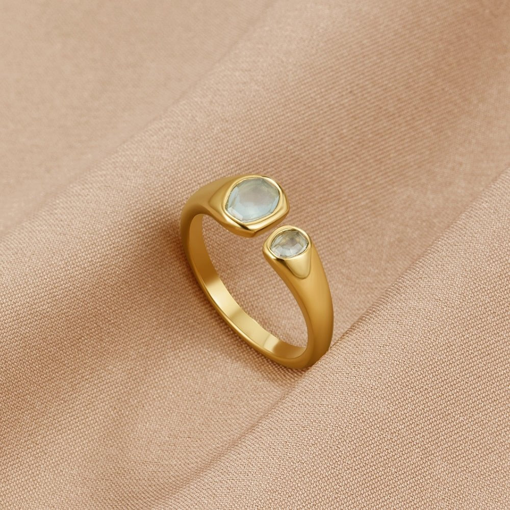 Anello con dettaglio bluastro in stile retrò