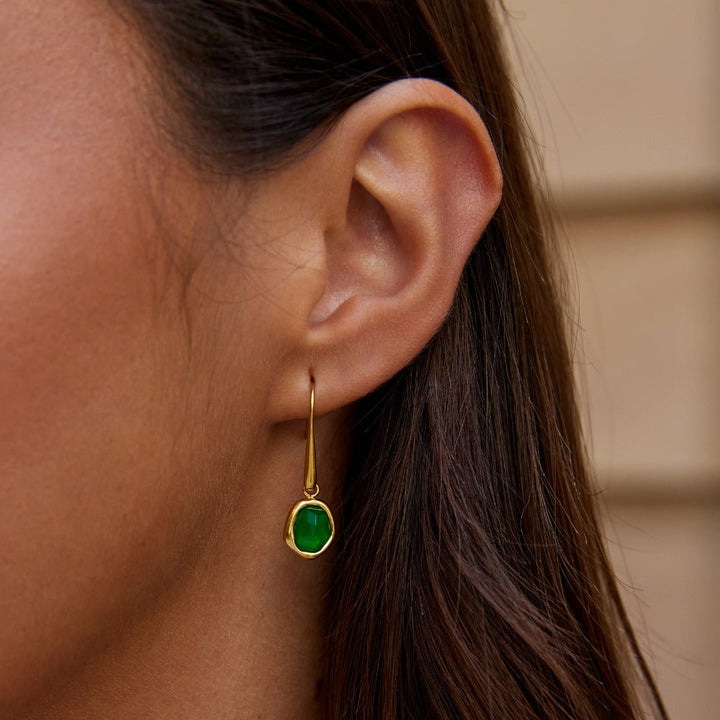 Orecchini pendenti con dettaglio verde in stile retrò
