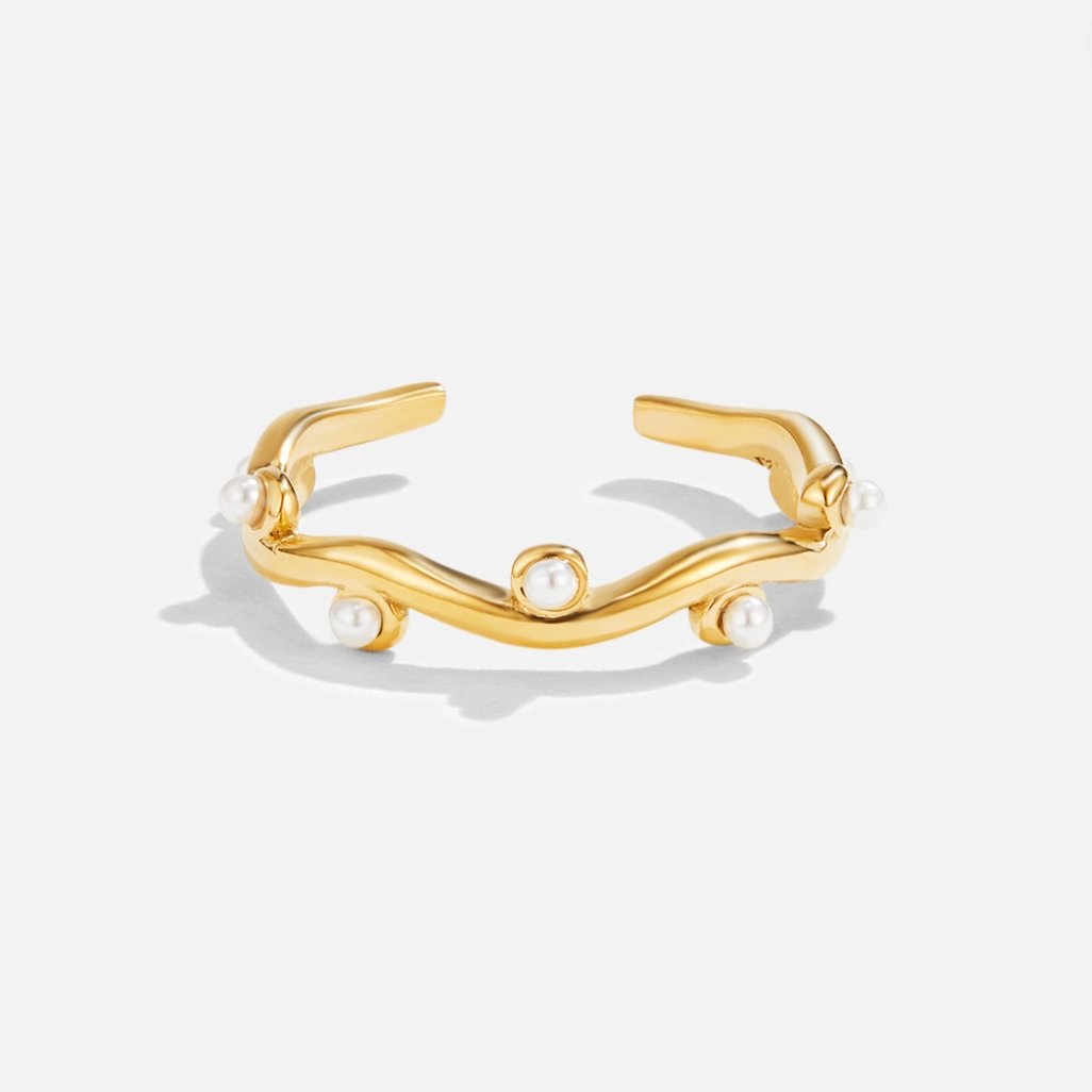 Anello ondulato dorato con delicato dettaglio