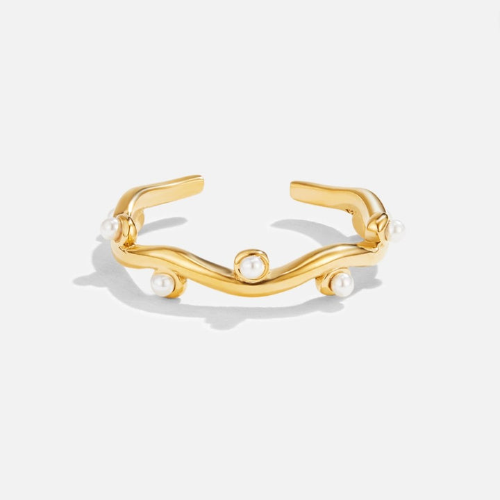 Anello ondulato dorato con delicato dettaglio