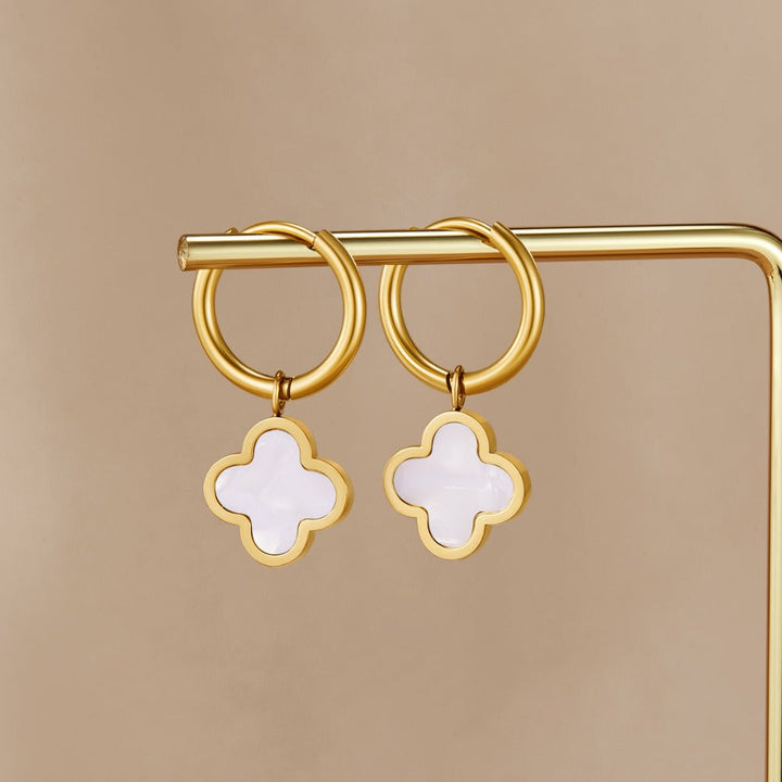 Orecchini circolari con trifoglio bianco