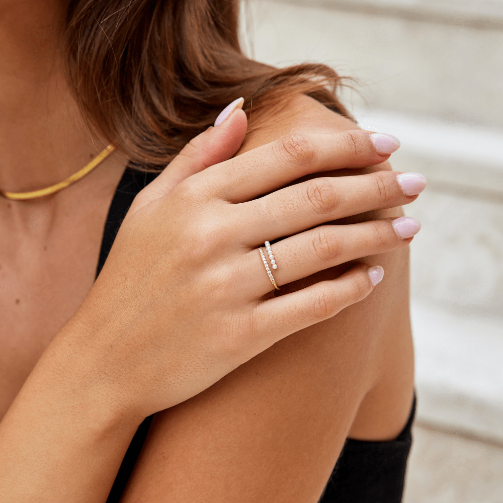 Anello con chiusura a scatto con dettagli delicati e lucidi