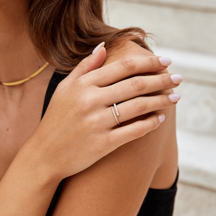 Anello con chiusura a scatto con dettagli delicati e lucidi