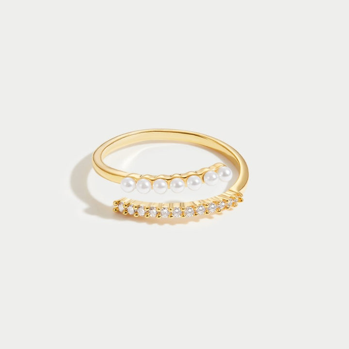 Anello con chiusura a scatto con dettagli delicati e lucidi