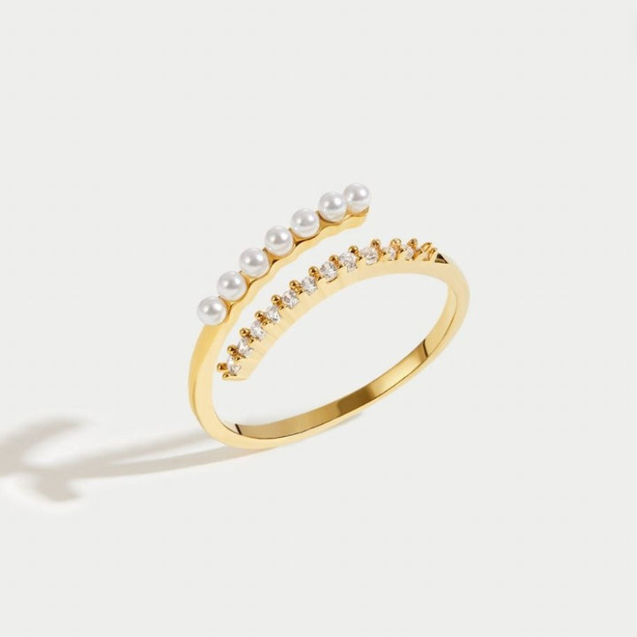 Anello con chiusura a scatto con dettagli delicati e lucidi