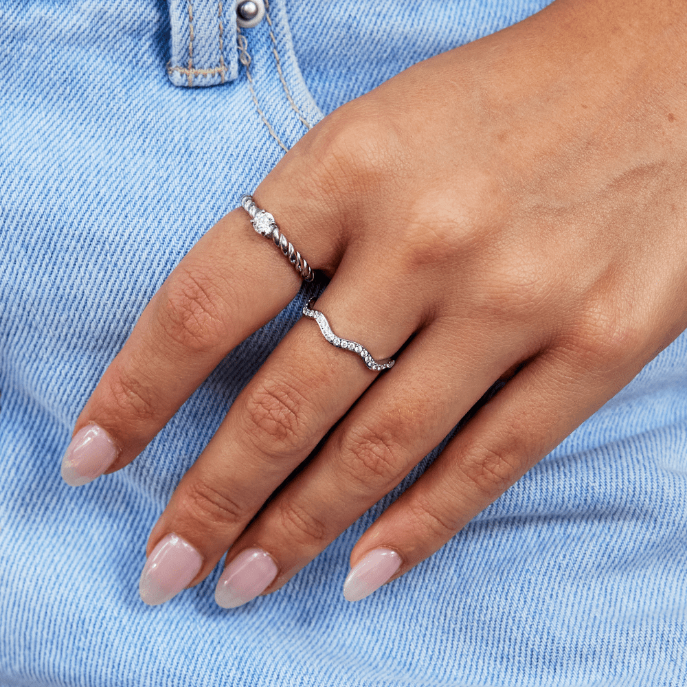 Anello ondulato Zenya con dettaglio argentato e dettagli lucidi